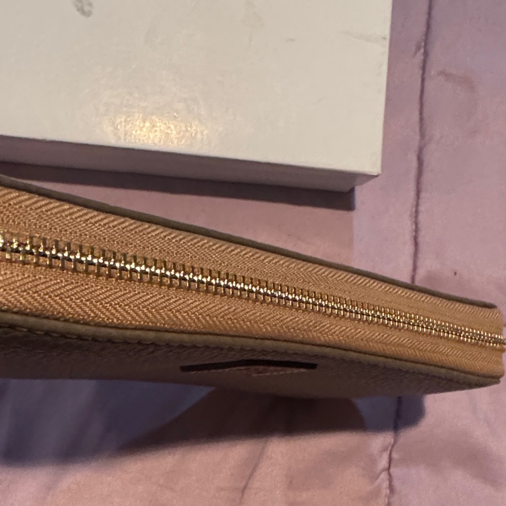 Dooney & Bourke Olive Textured Wallet. Beautiful condition - Picture 4 of 10